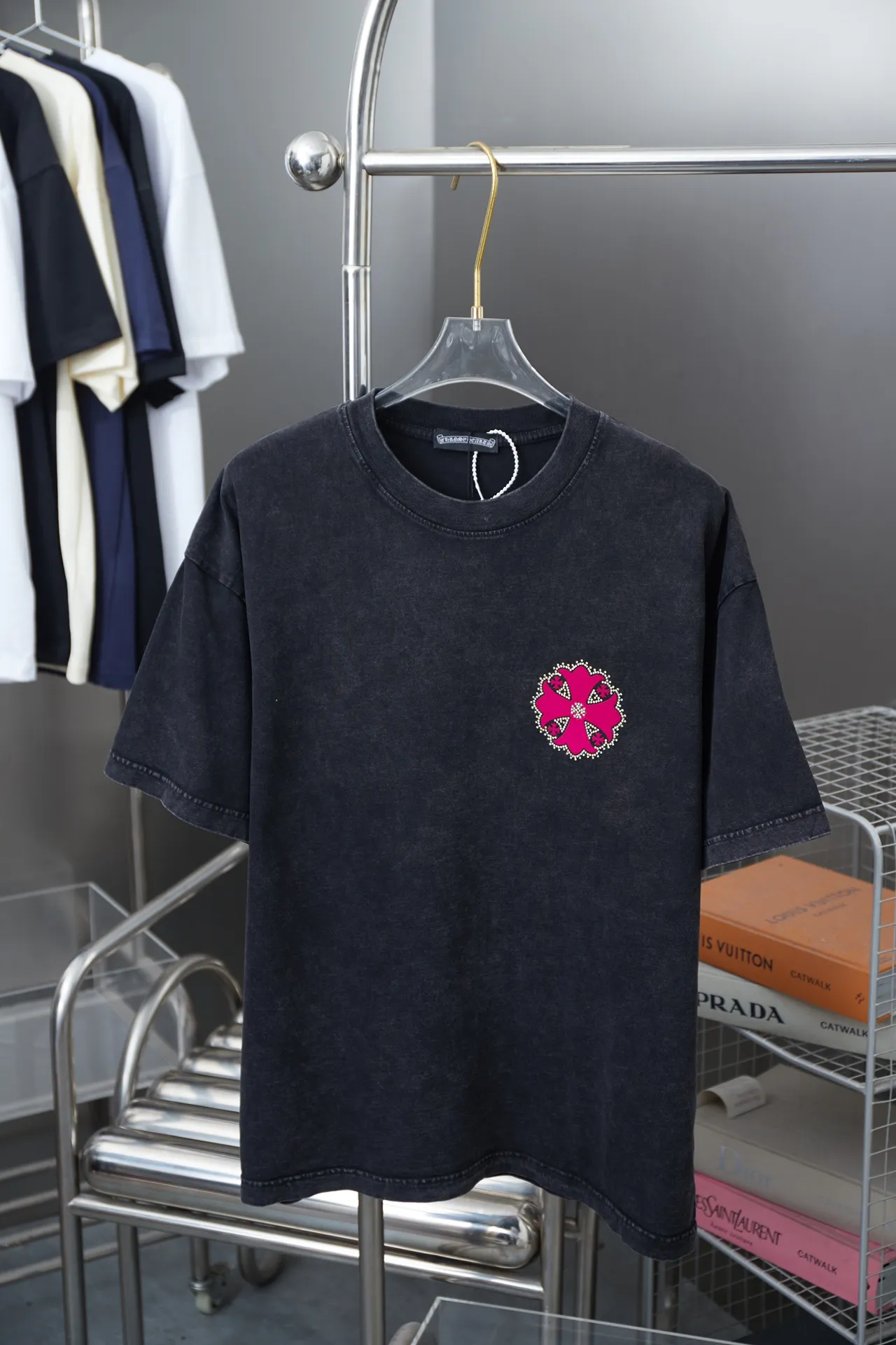 🅿️220 Chrome Hearte 25SS early spring new style, flocked printed hot diamond short sleeves, light luxury, essential item for daily commuting for men and women, correct version, welcome to compare, detailed features · 280 grams of 100% pure cotton double yarn jersey fabric · Special thickened 32 pieces of double-strand 1X1 thread in the same vat · Beautiful velvet Chrome Heart pattern printing ➕Australian broken diamonds. Ready-to-wear dyeing Then do the faded fried snowflake process, then wash it to make it look old. Common washing improves the effect · Double-needle stitching across seams · Original main mark, washed tag, branded moisture-proof paper packaging Color: Black/Apricot/Burgundy/Grass Green Size: S/M/L/XL